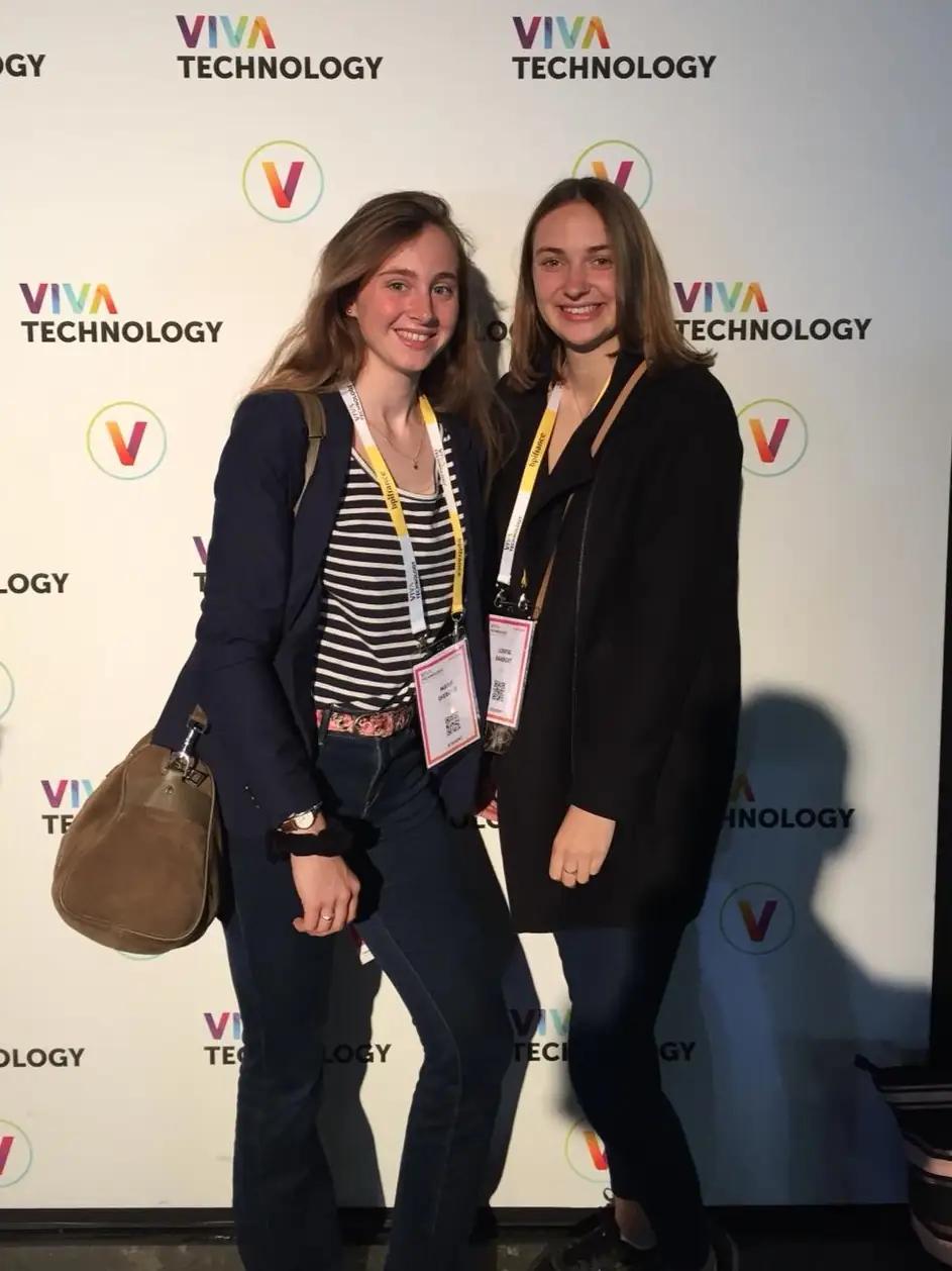 Marie et Louise devant un fond VivaTech