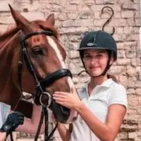 Photo de Louise Barroit avec un cheval.