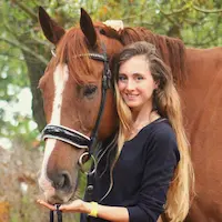 Photo de Marie Diebold avec un cheval.