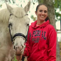 Photo de Marion Artigaut avec un cheval.